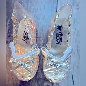 Toddler girl’s size 4 teeny toes brand pretty silver gel flats